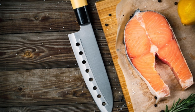 Pavé de saumon frais et cru sur coupe en bois