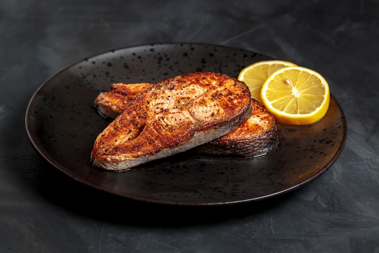 Photo pavé de saumon frit, plat de déjeuner sain.