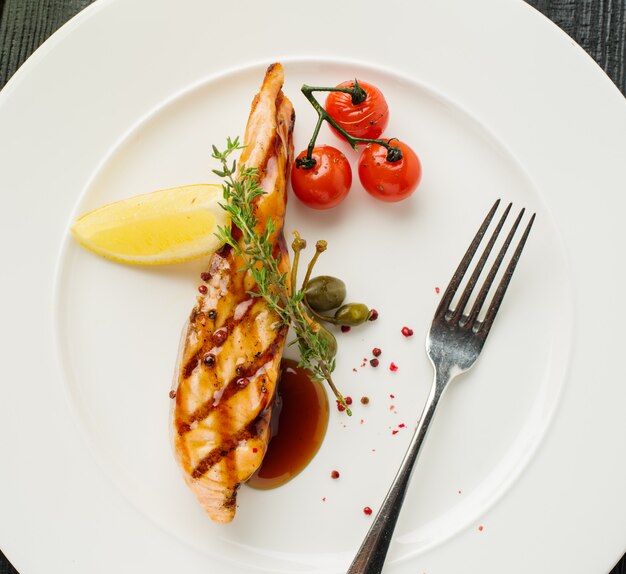 Pavé de saumon grillé au citron et tomates cerises. Vue d'en-haut