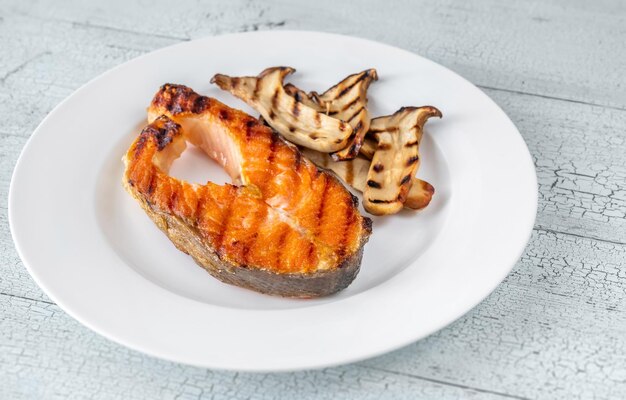 Pavé de saumon grillé garni de champignons eryngii frits