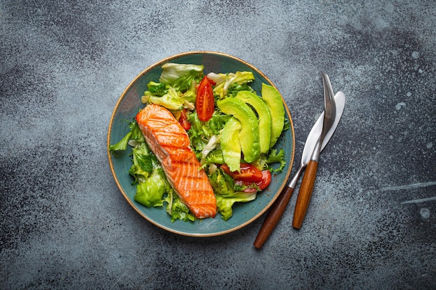 Pavé de saumon grillé et salade de légumes à l'avocat