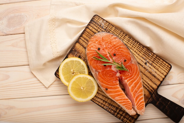 Pavé de saumon de poisson rouge au citron