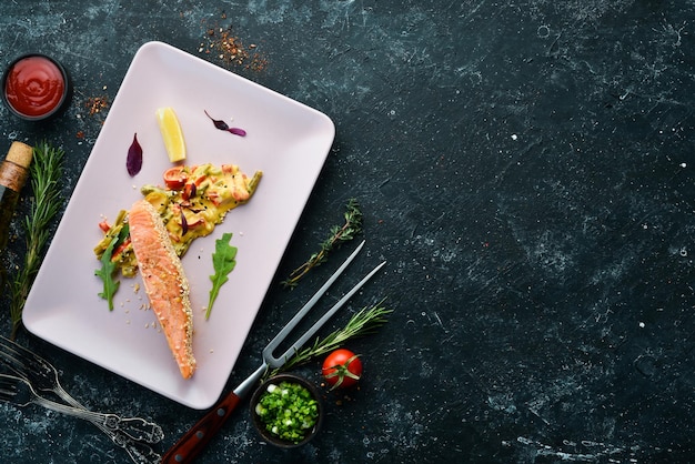 Pavé de saumon avec salade et sauce Vue de dessus Espace libre pour votre texte