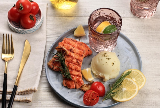 Pavé de saumon avec tomates grillées et purée de pommes de terre