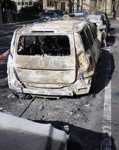 Épave de voiture éviscéré brûlé garé dans la rue résidentielle