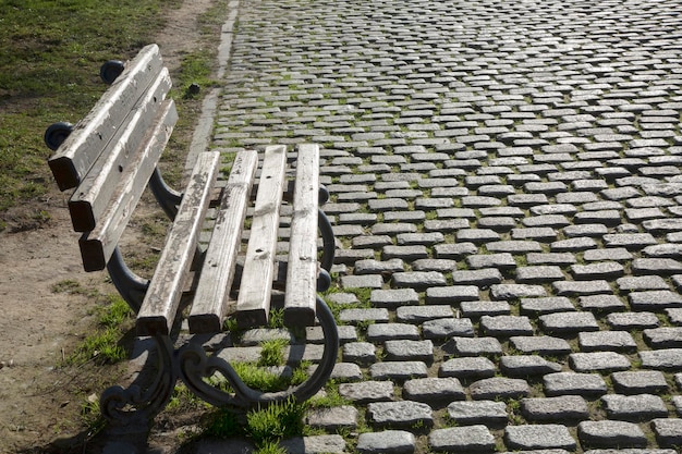 Pavés et banc en bois en Espagne