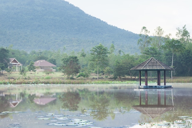 Pavillon au milieu de la piscine