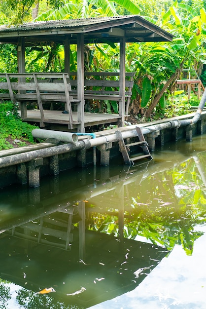 pavillon en bois à côté du petit canal