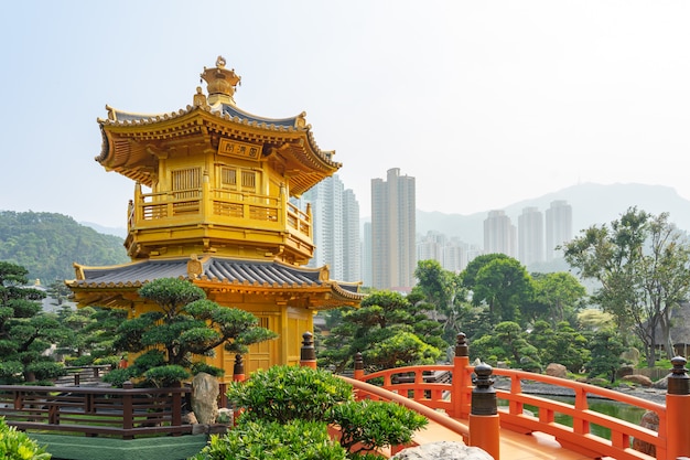 Photo le pavillon doré et le pont en or du jardin nan lian, près du couvent de chi lin.