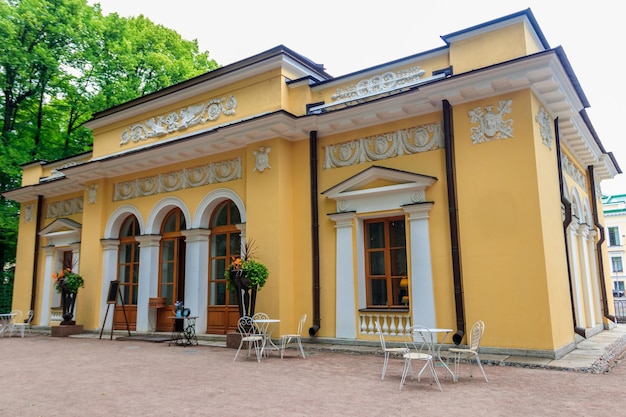 Pavillon du café dans le parc de la vieille ville Jardin d'été à Saint-Pétersbourg Russie