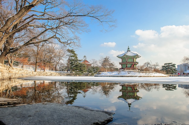 Photo le pavillon d'hiver hyangwonjeong au palais gyeongbokgung à séoul, en corée du sud.