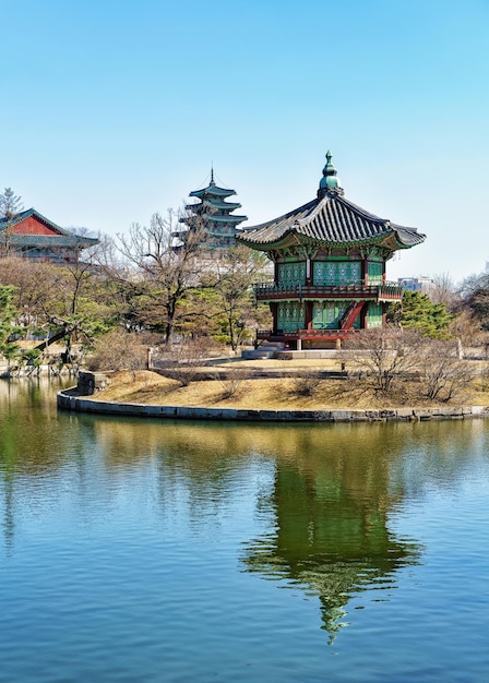 Pavillon Hyangwonjeong sur l'île artificielle dans le lac au Palais Gyeongbokgung à Séoul, Corée du Sud