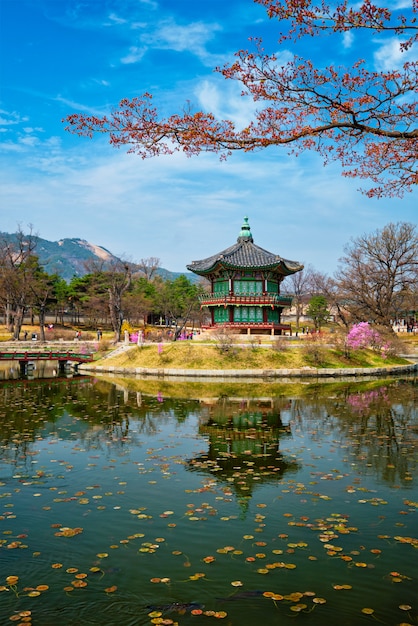 Photo pavillon hyangwonjeong, palais gyeongbokgung, séoul, corée du sud