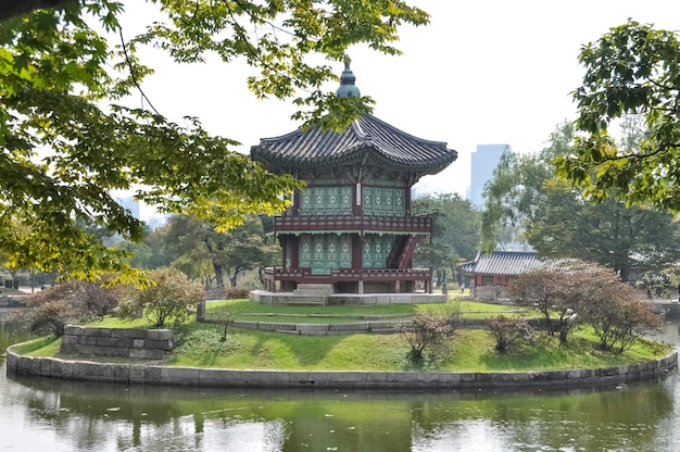 Pavillon HyangwonjeongLe palais de Gyeongbok était le principal palais royal de la dynastie Joseon en Corée du Sud