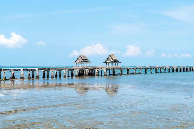 pavillon sur la plage de la mer