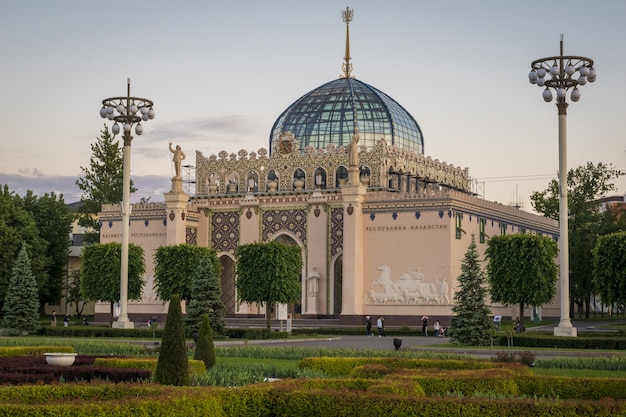 Pavillon de la République kazakhe dans l'exposition des réalisations économiques VDNH à Moscou Russie