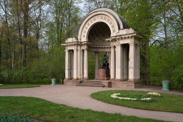 Pavillon Rossi et le monument à l'Impératrice Maria Feodorovna Pavlovsk Saint Petersburg Russie