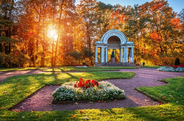 Pavillon Rossi et le monument à Maria Fedorovna à Pavlovsk à Saint-Pétersbourg