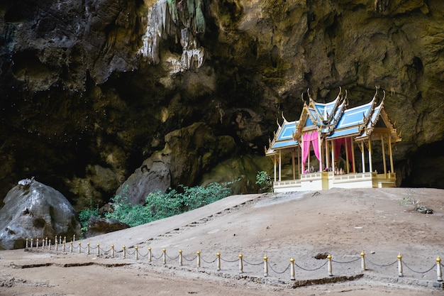 Photo pavillon royal dans la grotte de phraya nakorn.