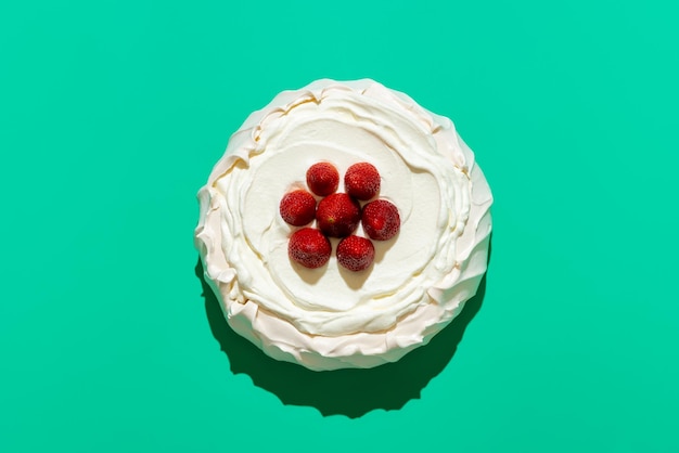 Pavlova aux fraises vue ci-dessus sur fond vert