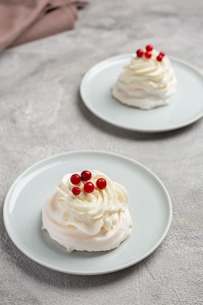 Photo pavlova est un gâteau à base de meringue garni de fruits et de crème fouettée