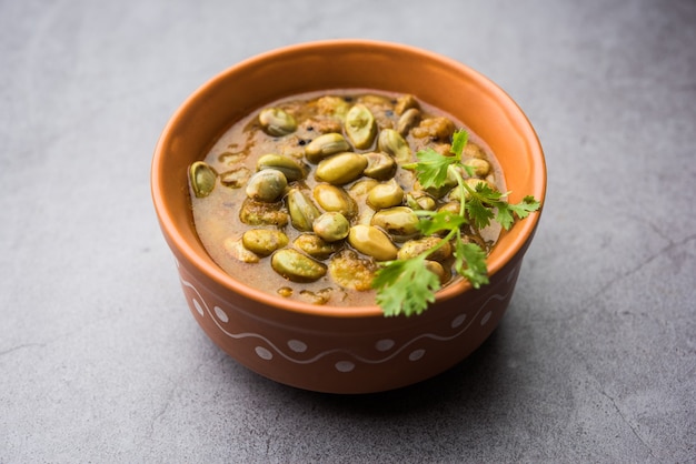 Pavta Bhaji ou Lima Beans Curry Recipe également connu sous le nom de Popat Dana sabzi en Inde, servi dans un bol