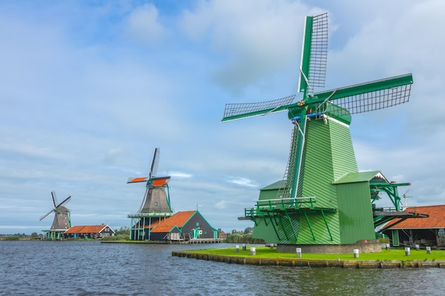 Pays-Bas. Journée d'été au Zaanse Schans. Trois moulins à vent au bord de l'eau