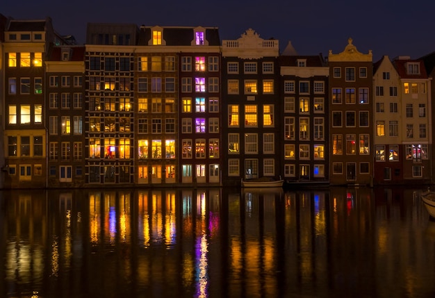 Photo pays-bas. maisons classiques de canal à amsterdam la nuit