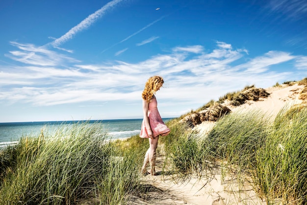 Pays-bas, Zandvoort, femme debout dans les dunes