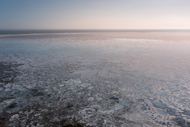 Paysage abstrait avec de la boue séchée et du sel sur la rive du grand lac salé Lac Baskunchak Russie