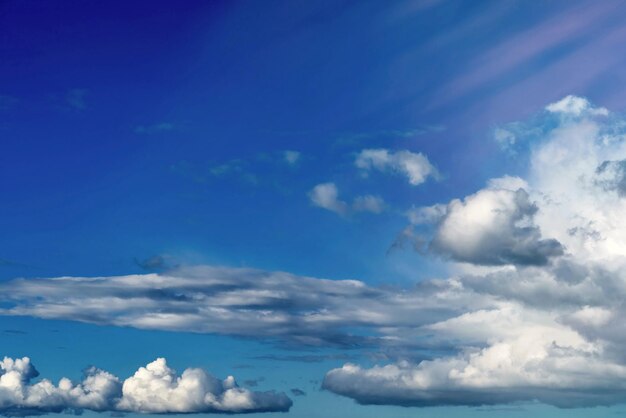 Paysage aérien dans le ciel bleu avec de longs nuages et poutres abstraits blancs et gris