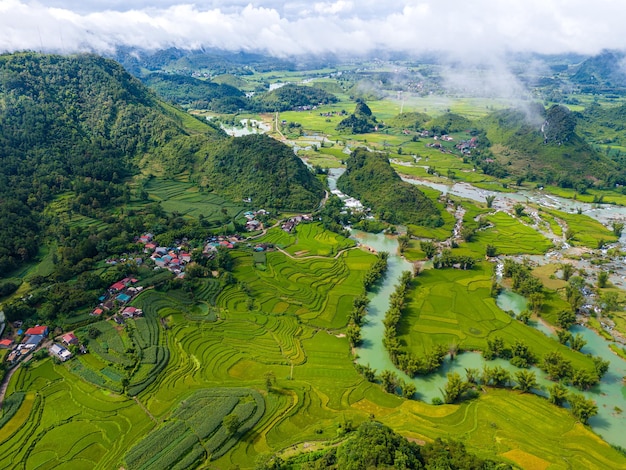 Paysage aérien dans le fleuve Quay Son Trung Khanh Cao Bang Vietnam avec des rizières vertes et des maisons indigènes rustiques Concept de voyage et de paysage