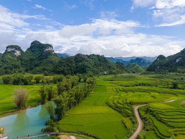 Paysage aérien dans le fleuve Quay Son Trung Khanh Cao Bang Vietnam avec des rizières vertes et des maisons indigènes rustiques Concept de voyage et de paysage