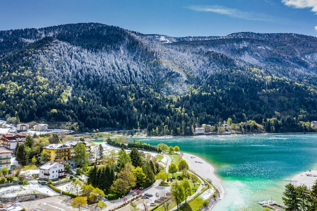 Le paysage aérien de l'eau azur du lac