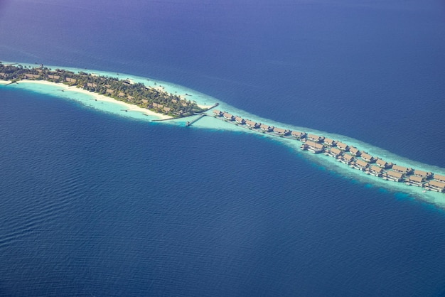 Paysage aérien fantastique, complexe tropical de luxe ou hôtel avec villas sur l'eau et belle plage