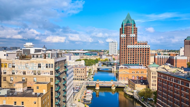 Le paysage aérien de Milwaukee avec la rivière et les ponts