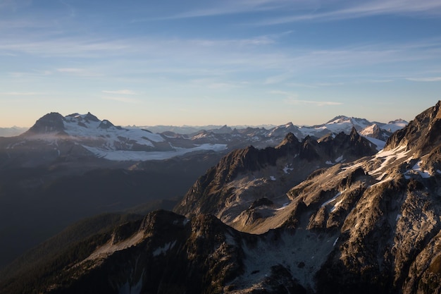 Paysage aérien des montagnes canadiennes