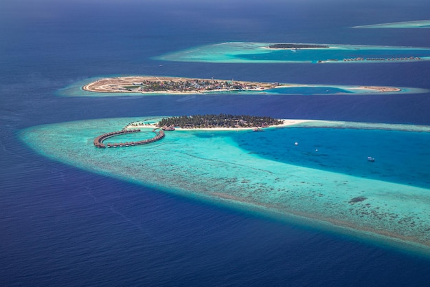 Paysage aérien parfait complexe tropical de luxe ou hôtel avec villas sur l'eau belle plage, Maldives