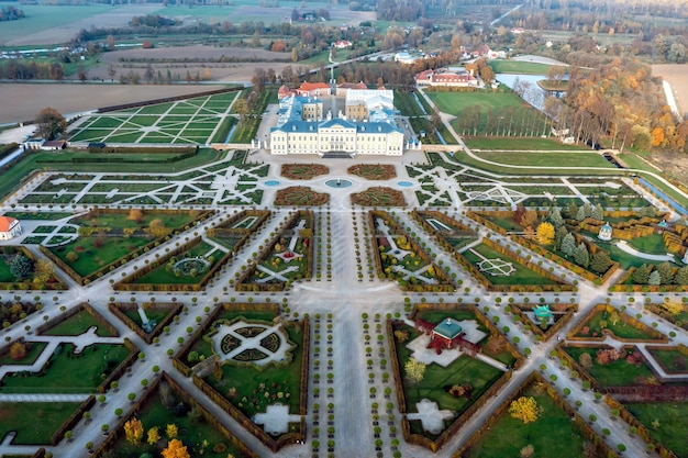 Paysage aérien de Rundale Palace et le parc capturé d'en haut Pilsrundale Lettonie