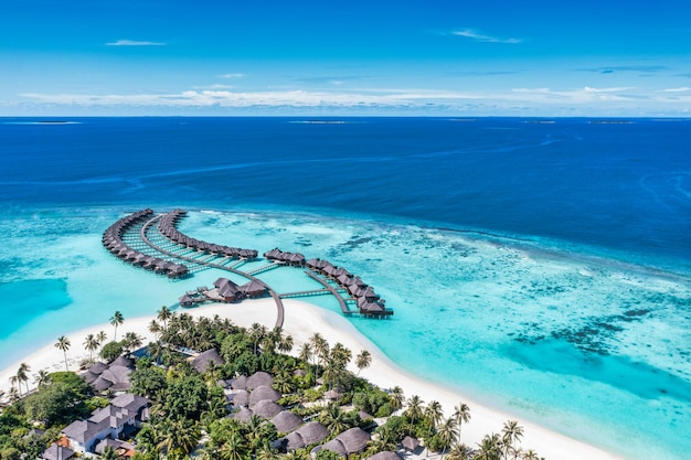 Paysage aérien tranquille, complexe tropical de luxe, villas sur l'eau, belle plage de l'île, meilleur voyage