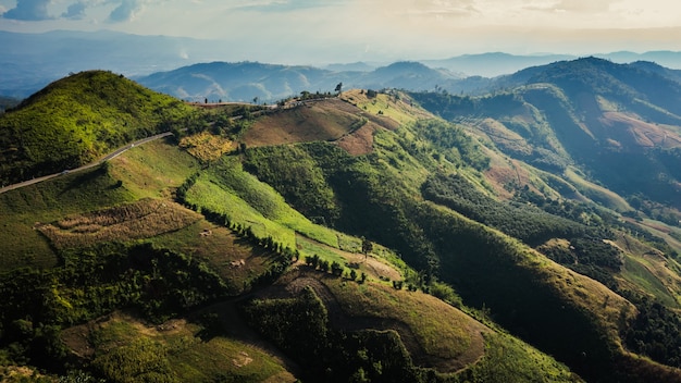 Paysage aérien vue chemins de montagne route rurale entre la ville de doi chang chiang rai thaïlande