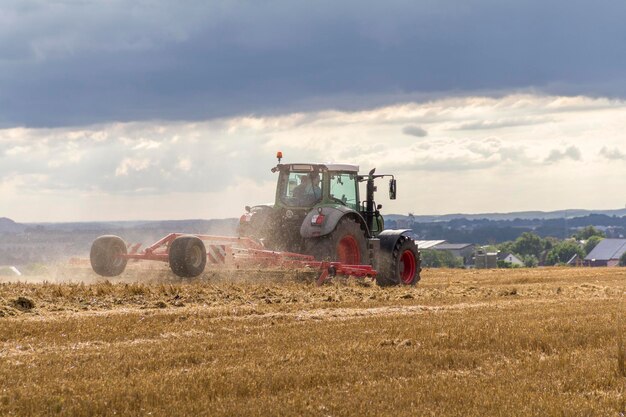 paysage agricole orageux