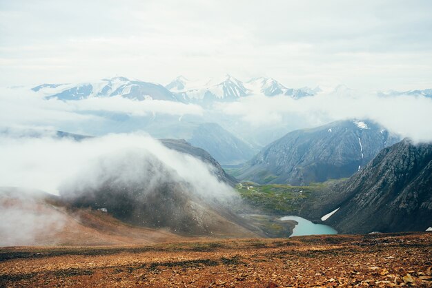 Paysage alpin atmosphérique au lac glaciaire dans la vallée des hautes terres