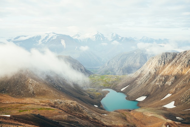 Paysage Alpin Atmosphérique Au Magnifique Lac Glaciaire Dans La Vallée Des Hautes Terres.