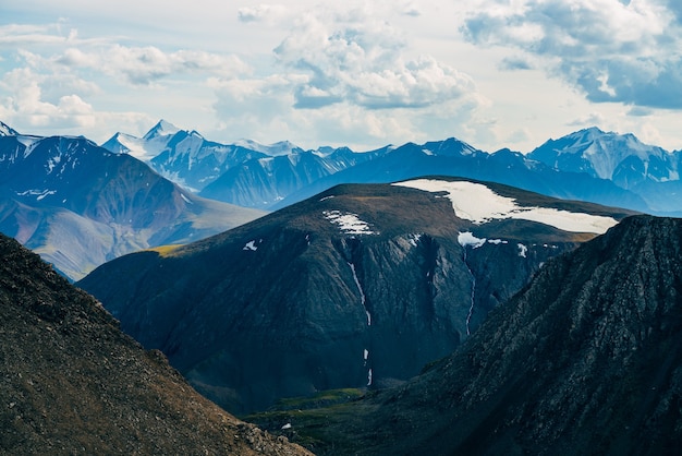 Paysage alpin atmosphérique aux montagnes rocheuses avec glacier