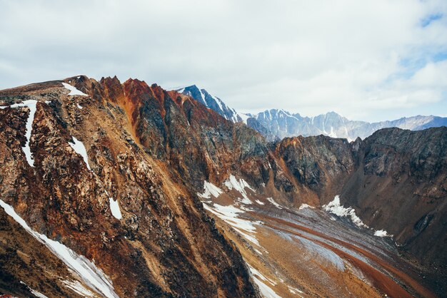 Paysage alpin atmosphérique avec de grandes Rocheuses