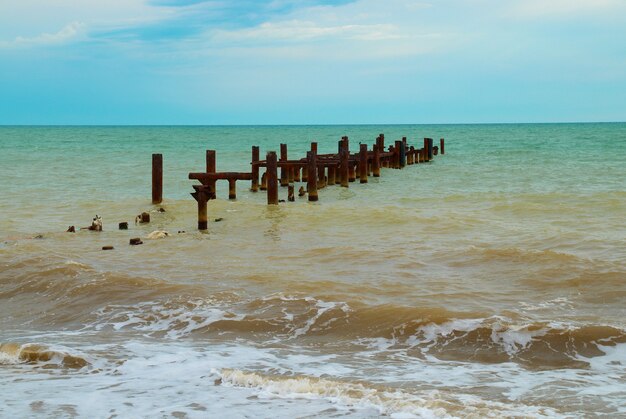 Paysage avec amarrage cassé et mer orageuse