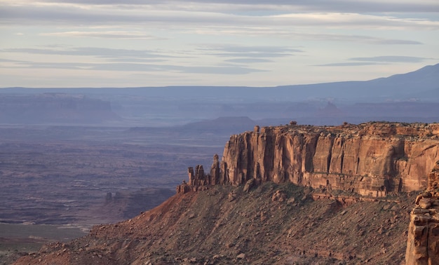 Paysage américain pittoresque et montagnes de roche rouge dans le canyon du désert