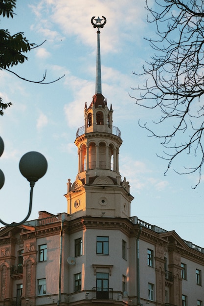 Photo paysage analogique de la ville avec des bâtiments à la lumière du jour