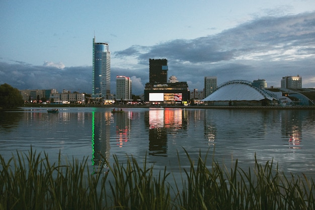 Paysage analogique de la ville avec des bâtiments à la lumière du jour